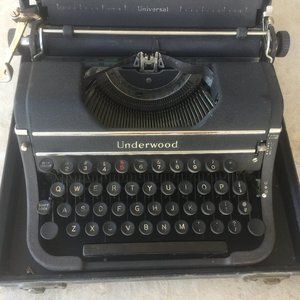 ANTIQUE VINTAGE UNDERWOOD TYPEWRITER
